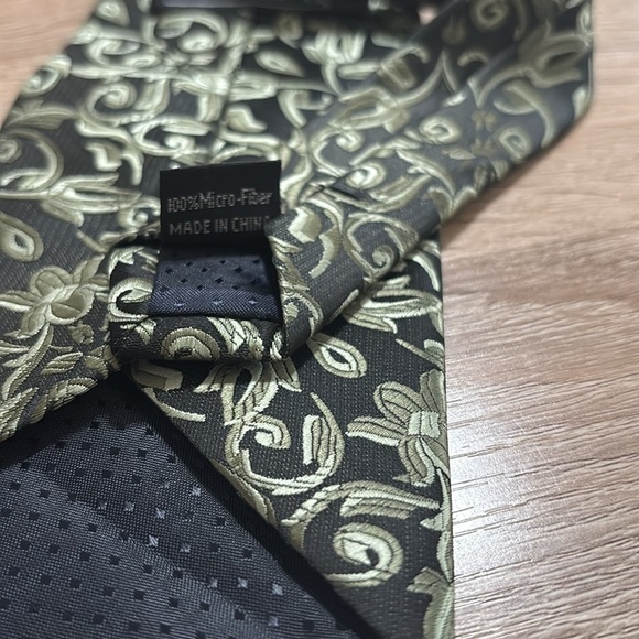 Brand Q Elegant Floral Patterned Tie - Picture 5 of 5